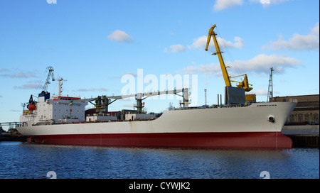 La nave da carico i costi in un ormeggio Foto Stock