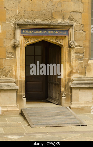 Aprire la porta alla Schola Moralis Philosophiae (scuola di filosofia morale) nel quadriportico della biblioteca Bodleian Library Oxford Regno Unito Foto Stock