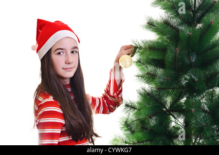 Ragazza giovane indossando beanie decorare albero di natale, contatto visivo, inquadratura orizzontale Foto Stock