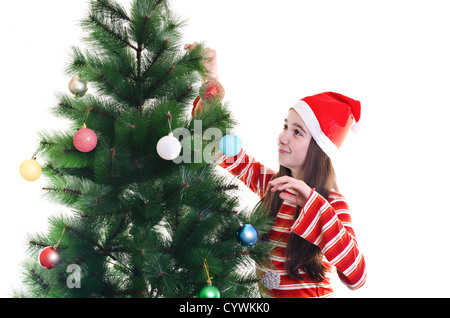 Ritratto di giovane ragazza decorare albero di natale, indossando il cappuccio rosso, inquadratura orizzontale Foto Stock