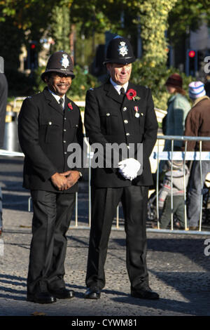 Bristol, Regno Unito. Domenica 11 novembre 2012. Gli ufficiali di polizia nel vestire uniforme di supervisionare l'evento. Alamy Live News Foto Stock