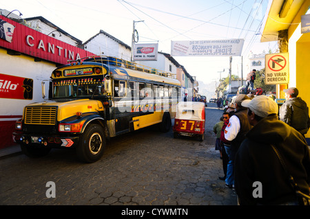 CHICHICASTENANGO, Guatemala - Persone in attesa per il bus in chichi. Chichicastenango è un indigeno città Maya nell'altipiano guatemalteco circa 90 miglia a nord-ovest di Città del Guatemala e ad una quota di quasi 6.500 piedi. È il più famoso per i suoi mercati di domenica e giovedì. Foto Stock