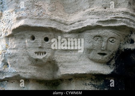 Faccia le sculture, la chiesa di Santa Maria, North Witham, Lincolnshire, England, Regno Unito Foto Stock