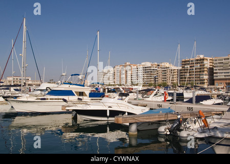 Yachts e motore di incrociatori Marina Miramar Santa Pola Spagna Foto Stock