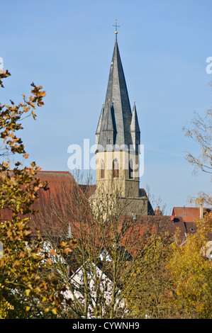 Chiesa cristiana nel Sud autunnali paesaggio tedesco, fogliame di autunno alberi - Eppingen, Baden-Wuerttemberg, Germania meridionale Foto Stock