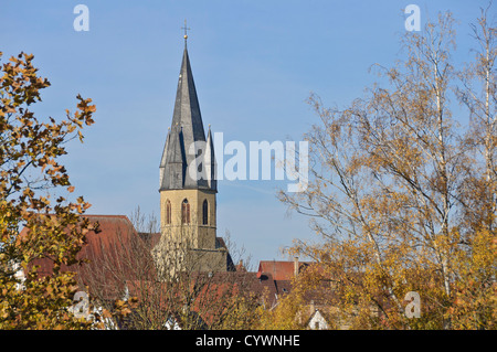 Chiesa cristiana nel Sud autunnali paesaggio tedesco, fogliame di autunno alberi - Eppingen, Baden-Wuerttemberg, Germania meridionale Foto Stock