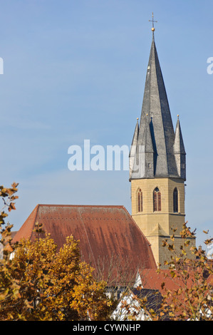 Chiesa cristiana nel Sud autunnali paesaggio tedesco, fogliame di autunno alberi - Eppingen, Baden-Wuerttemberg, Germania meridionale Foto Stock