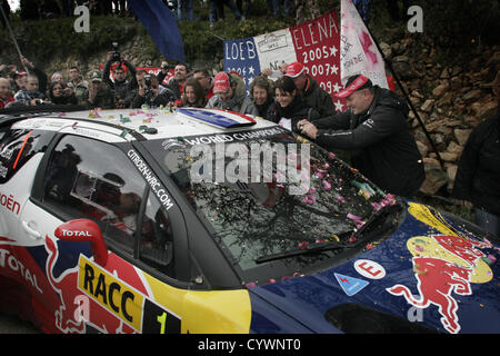 Immagine: Steve gara TIVISSA, Spagna. Domenica 11 novembre 2012. WRC (World Rally Championship) il campione del mondo Sebastien Loeb e co-driver Daniel Elena, guida per Citroën Total World Rally Team, sono congratulato da ventilatori a uscire a La Serra d'Almos, la fase finale di RallyRACC-Rally de Espana prendendo parte in Catalyuna, Spagna. Foto Stock