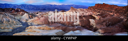 Pre Alba luce su Zabriskie Point nel Parco Nazionale della Valle della Morte, un 180 gradi vista panoramica, CALIFORNIA, STATI UNITI D'AMERICA Foto Stock