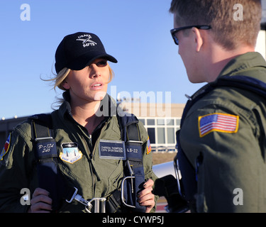 Cadet 1a classe James Bloch, una Tg-16un aliante istruttore pilota mutandine EPSN's Charissa Thompson prima di un aliante volo di orientamento presso l'U.S. Air Force Academy's airfield in Colorado Springs, Colo. nov. 7, 2012. ESPN trasmettono il loro SportsNation spettacolo TV li Foto Stock