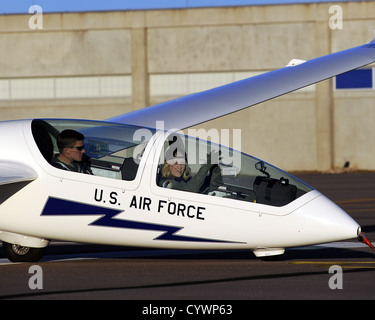 EPSN's Charissa Thompson si prepara a ricevere una TG-16un aliante volo di orientamento da Cadet 1a classe James Bloch presso l'U.S. Air Force Academy's airfield in Colorado Springs, Colo. nov. 7, 2012. ESPN trasmettono il loro SportsNation TV show live dal Academ Foto Stock