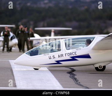 EPSN's Charissa Thompson gesti dopo la ricezione di un aliante volo di orientamento da Cadet 1a classe James Bloch presso l'U.S. Air Force Academy's airfield in Colorado Springs, Colo. nov. 7, 2012. ESPN trasmettono il loro SportsNation TV show live dall'Accademia' Foto Stock