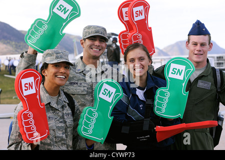 Stati Uniti Air Force Academy cadetti tifare per la partenza di EPSN's SportsNation live broadcast dall Accademia di terrazzo nov. 8, 2012 Foto Stock