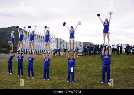 Stati Uniti Air Force Academy cheerleaders condurre una allegria durante la EPSN SportsNation live broadcast dall Accademia di terrazzo nov. 8, 2012 in Colorado Springs, Colo. la trasmissione dal vivo è stata un omaggio ai veterani Foto Stock