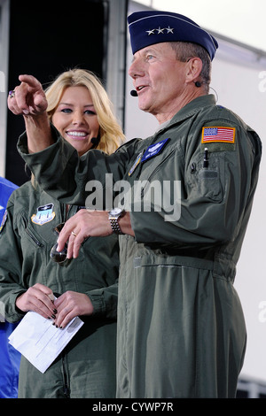 Lt. Gen Mike Gould, sovrintendente di U.S. Air Force Academy è introdotto da co-host Charissa Thompson durante la EPSN SportsNation live broadcast dall Accademia di terrazzo nov. 8, 2012 in Colorado Springs, Colo. la trasmissione dal vivo è stato un saluto a ve Foto Stock