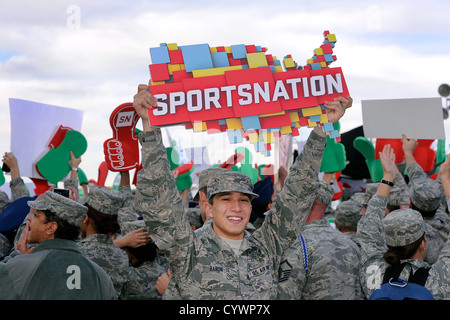 Cadet quarta classe Henry Barone di Cadet Squadron 12 montacarichi un logo SportsNation durante la EPSN SportsNation live broadcast da parte degli Stati Uniti Air Force Academy di terrazzo nov. 8, 2012 in Colorado Springs, Colo. la trasmissione dal vivo è stata un omaggio ai veterani Foto Stock