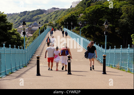 Le persone che attraversano il ponte spa Scarborough North Yorkshire England Regno Unito Foto Stock