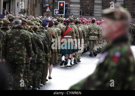 George Square, Glasgow, Scozia, Regno Unito, domenica, 11 novembre, 2012. Il personale del servizio armato si inarca quando si allontana dal servizio del giorno della memoria. Foto Stock