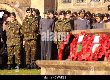 11 novembre 2012 Air Cadetti e membri del CCF ( combinato Cadet vigore ) parade presso il memoriale di guerra in wells somerset indossando papaveri come parte del ricordo domenica parade, Wells Somerset REGNO UNITO Foto Stock