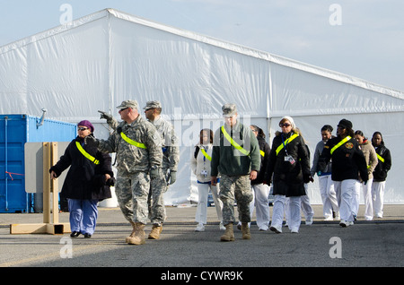 Studenti infermieri visita i membri del servizio fornendo un supporto medico a Floyd Bennett Field, New York, N.Y. su nov. 10, 2012. Foto Stock