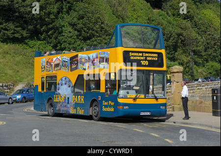 Autista di autobus prendendo una pausa con il suo open top double decker bus tour Inghilterra Scarborough Regno Unito Foto Stock