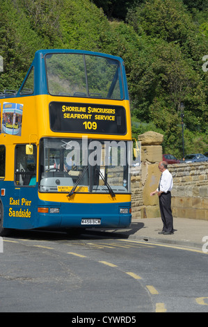 Autista di autobus prendendo una pausa con il suo open top double decker bus tour Inghilterra Scarborough Regno Unito Foto Stock