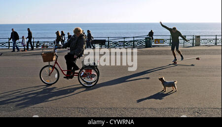 Brighton SUSSEX REGNO UNITO 11 Novembre 2012 - la gente fuori a godersi il sole autunnale su Brighton e Hove lungomare questo pomeriggio . Foto Stock