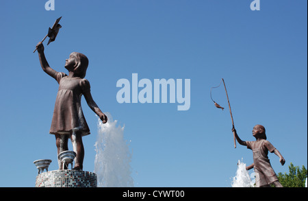 Statue di bambini su un waterfeature a Marmaris, Turchia Foto Stock