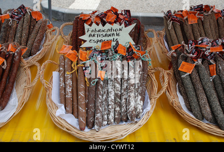 Salsicce in vendita al mercato francese Foto Stock