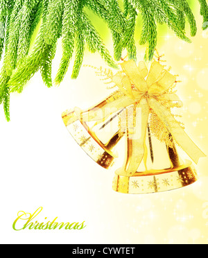 Albero di natale di frontiera verde con grande golden Jingle Bells giocattolo, appeso ninnolo, ornamento tradizionale e decorazioni Foto Stock