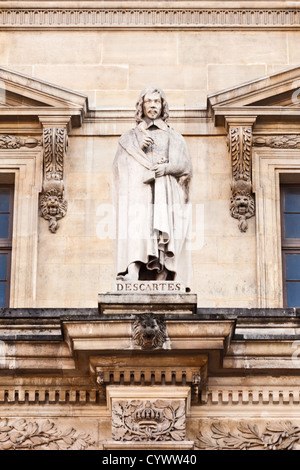 Statua di René Descartes(1596 - 1650), francese philospher, nella cour Napolean, Museo del Louvre, Parigi, Francia Foto Stock
