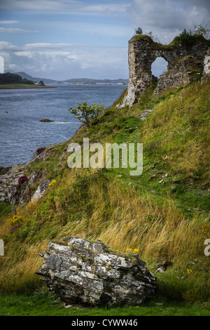 La rovina del castello di Strome guardando fuori sopra Loch Carron, Wester Ross, Scozia Foto Stock