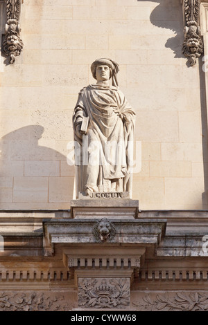 Statua di Jacques Coeur (1395 - 1456), l'imprenditore francese, nella cour Napolean del museo del Louvre, Parigi Foto Stock