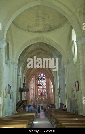 Interno dell'Eglise collegiale in Saint-Emilion, Gironde, Francia Foto Stock