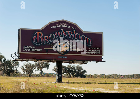 Visto prima dell'entrata di Brownwood nei villaggi, Florida. Un campo da golf per il pensionamento comunità per adulti 55 e sopra. Foto Stock