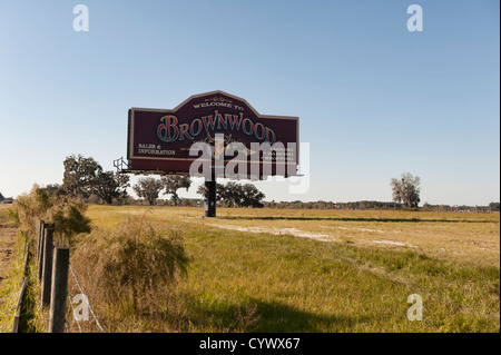 Visto prima dell'entrata di Brownwood nei villaggi, Florida. Un campo da golf per il pensionamento comunità per adulti 55 e sopra. Foto Stock