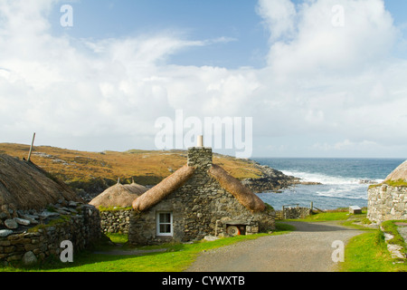 Gearrannan nero della casa di villaggio, Garenin, Carloway, isola di Lewis, Ebridi Esterne, Scozia. Ripristinato crofting village. Foto Stock