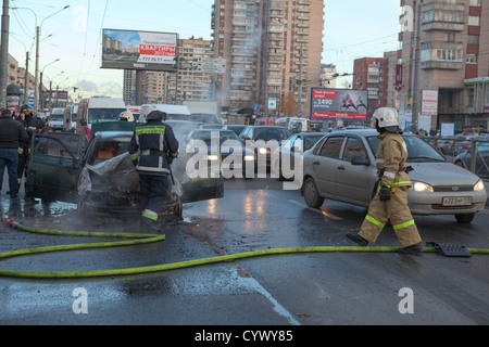 Vigili del fuoco macchine passando attraverso il traffico sulla strada di città il 11 novembre 2012 a San Pietroburgo, Russia Foto Stock
