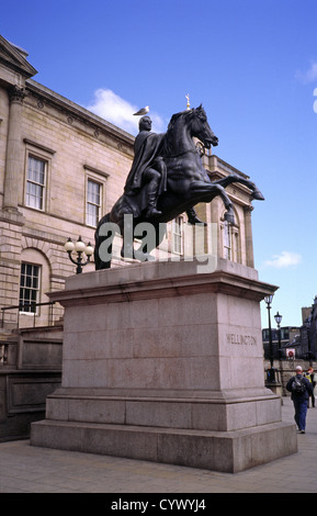 Monumento a Wellington al di fuori registro generale House, Princes Street, Edimburgo, Scozia, Regno Unito Foto Stock