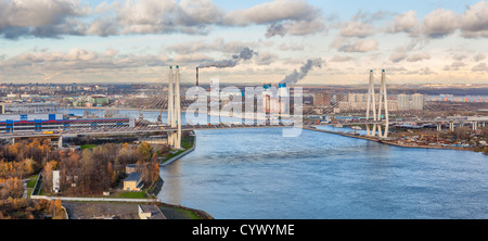 Vista panoramica della zona circostante Obukhov ponte del cavo a San Pietroburgo, Russia Foto Stock