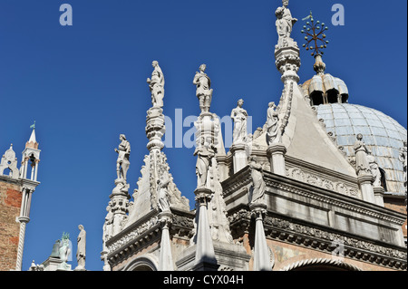 Statue sul tetto di Arco Edificio Foscari, Palazzo del Doge di Venezia, Italia. Foto Stock