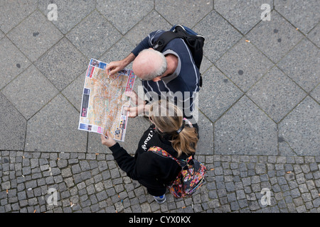 Due turisti di Berlino guardando una mappa. Germania. Foto Stock