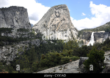 Nevada Falls e mezza cupola nel Parco Nazionale di Yosemite Foto Stock