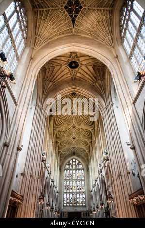 Il soffitto della navata fiancheggiata con windows all Abbazia di Bath. Una grande proporzione di spazio della parete dell'abbazia è ripreso con windows, architettonico e innovazione ingegneristica che ha reso l'interno insolitamente luce. Abbazia di Bath (formalmente la chiesa abbaziale di San Pietro e di San Paolo è una cattedrale anglicana in bagno, Somerset, Inghilterra. Essa è stata fondata nel VII secolo e ricostruita nel XII e nel XVI secolo. Foto Stock