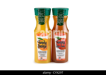 Bottiglie di succhi di frutta, succo di arancia e il succo di mela Foto Stock
