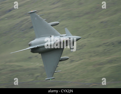 Eurofighter Typhoon fighter aircraft bordatura coltello attraverso la valle in Galles del Sud Foto Stock