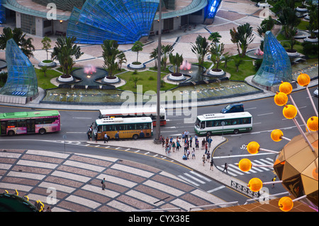 Vista panoramica della stazione dei bus al di fuori del Lisboa Casinò, Macao Foto Stock