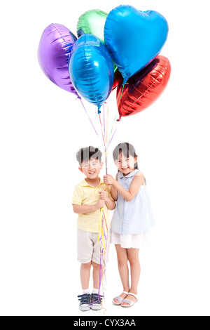 Gioiosa dei bambini con palloncini colorati Foto Stock