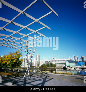 Vancouver, BC, British Columbia, Canada - Vista del BC Place Stadium e dello skyline della città a False Creek Foto Stock