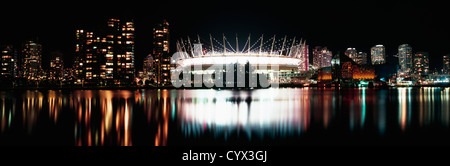 Vancouver, British Columbia, Canada - skyline della città a False Creek, lo Stadio BC Place (tetto apribile), la notte - Vista panoramica Foto Stock